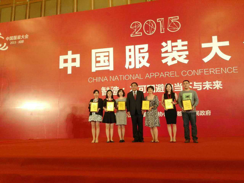 中國紡織工業(yè)聯(lián)合會會長王天凱先生(中)親自向企業(yè)頒發(fā)獎牌